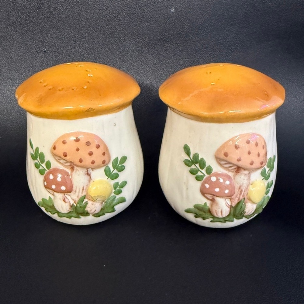 Vintage  Mushroom Salt and Pepper Shakers Ceramic w Stoppers‎ Retro Kitsch